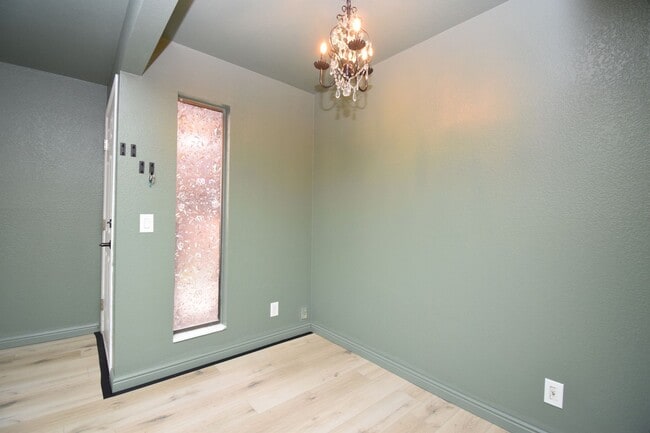 Building Photo - Charming 1 Bed 1 bath Condo in the Heart of Fort Union!!!