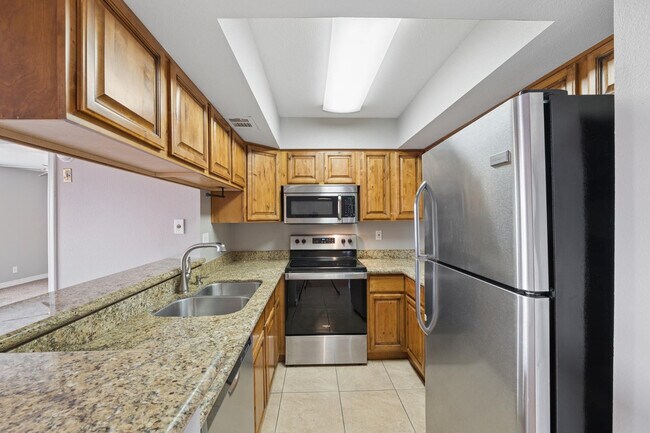 Building Photo - 540 N May