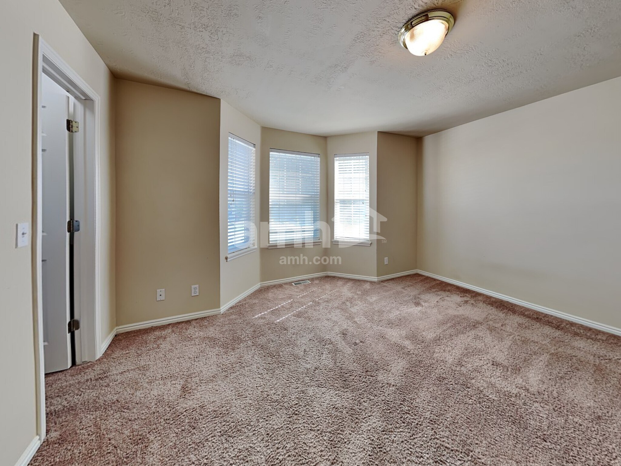Building Photo - 6002 S Ridge Flower Way