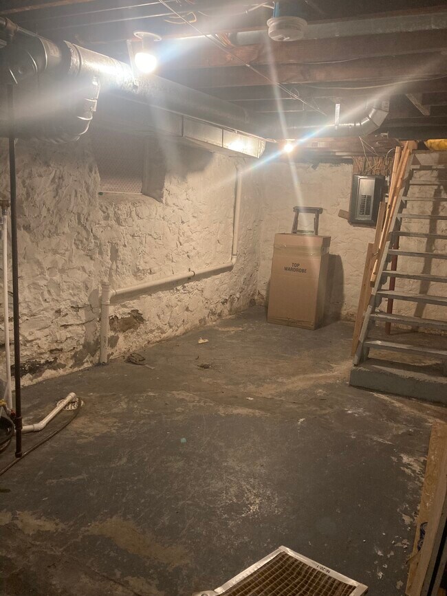 Building Photo - 5004 Euclid Ave