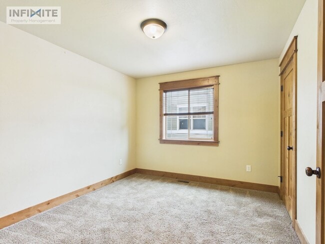 Building Photo - 4 Bedroom Home with Spacious Yard