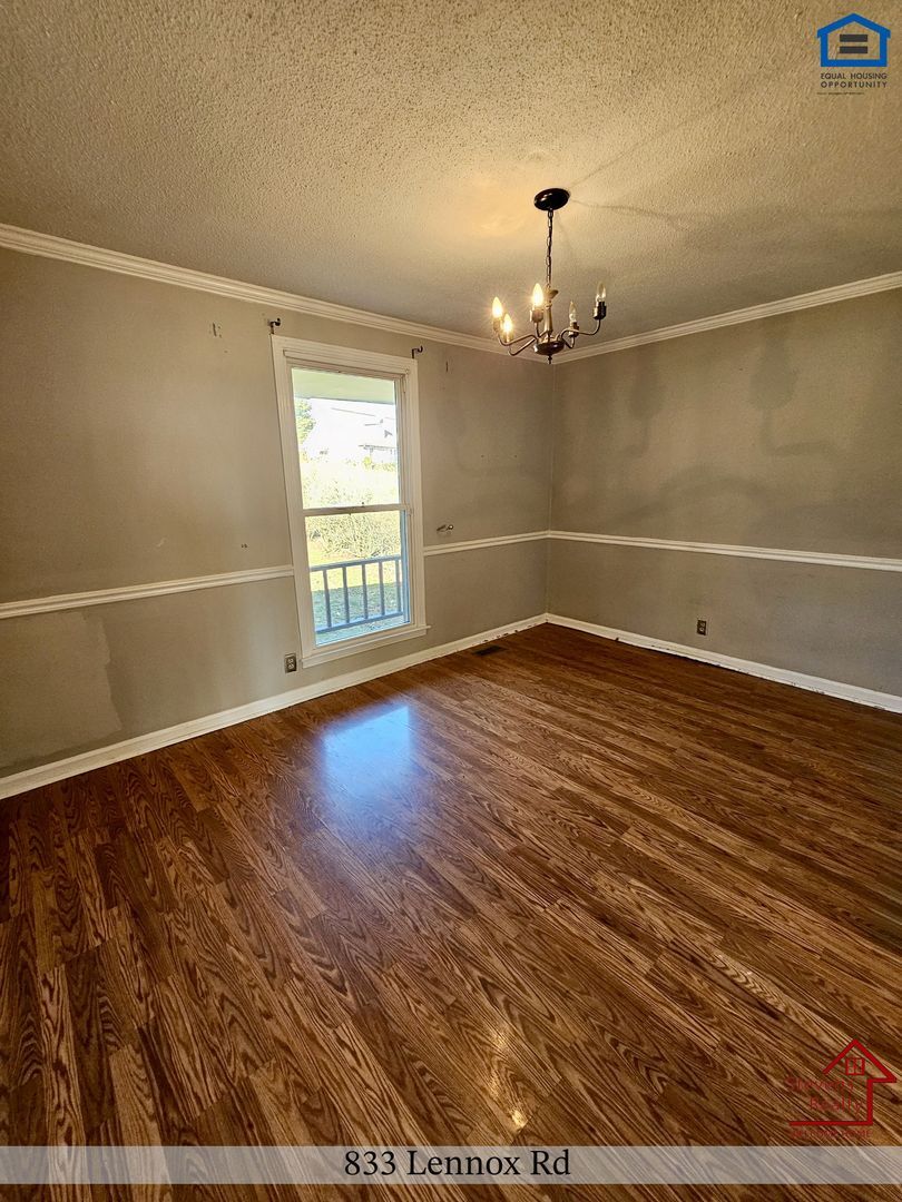 Building Photo - 833 Lennox Rd