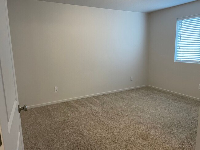 Building Photo - 3 Bedroom Townhome w/FULLY FENCED YARD & G...