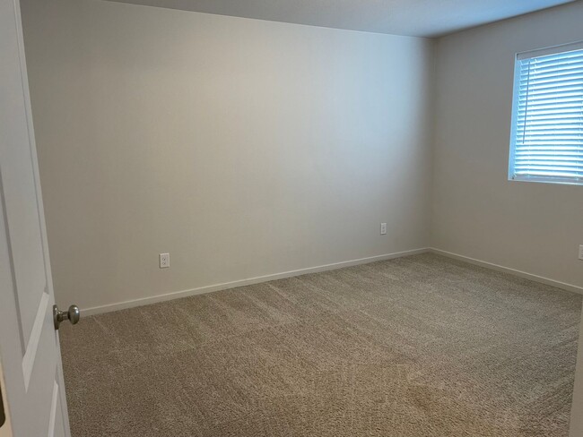 Building Photo - Charming 3 Bedroom Townhome w/FULLY FENCED...