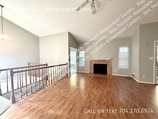 Building Photo - **MOVE IN SPECIAL!**Charming 2BR/2BA Condo...