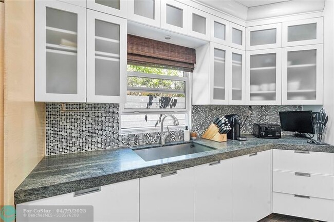 Building Photo - 720 SW 14th Terrace