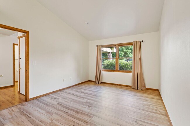 Building Photo - Spacious Home in a Great Location!