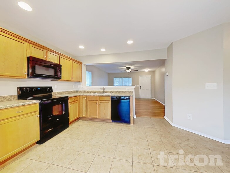 Building Photo - 4560 Stone Mountain Dr
