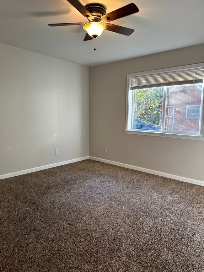 Building Photo - Updated House on 1/2 an Acre Near Spongs Landing Park! Pet Friendly!