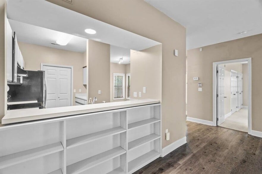 Building Photo - 6121 Sunpointe Dr