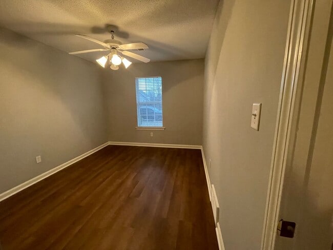 Building Photo - Leewood