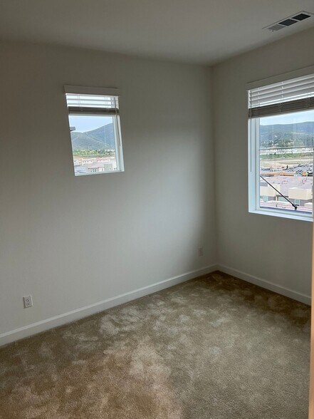 Guest room - 438 Caliper Way