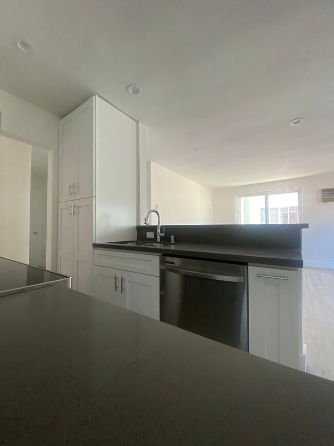 Building Photo - Top Floor 2bed2bath Apartment in Koreatown
