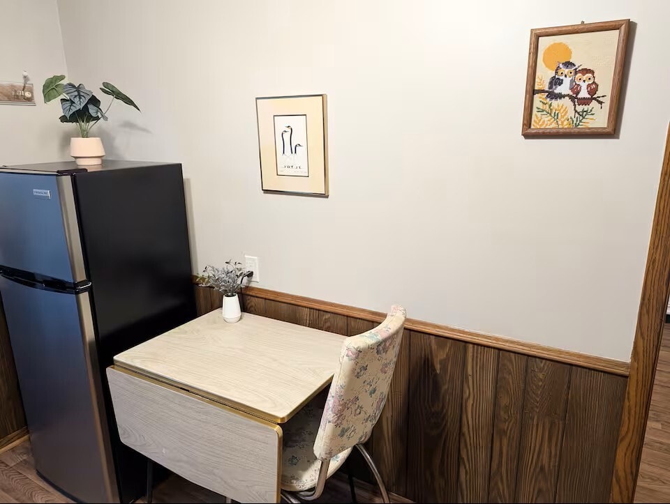 Kitchen Dining Area - 915 N Broadway