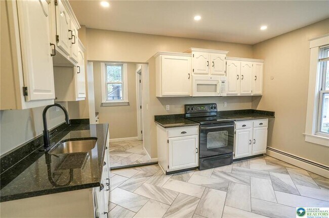 Building Photo - 628 Coal St