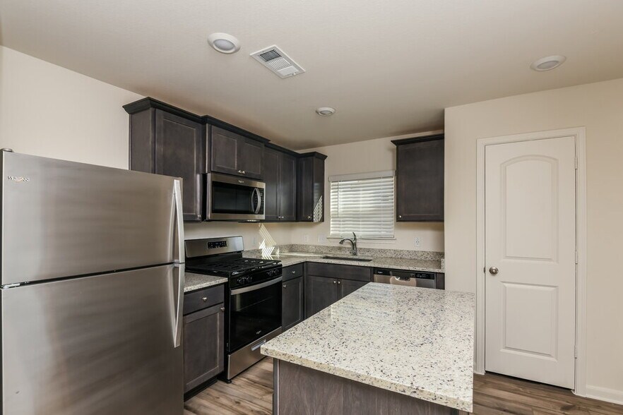 Building Photo - 1332 Redpine Dr