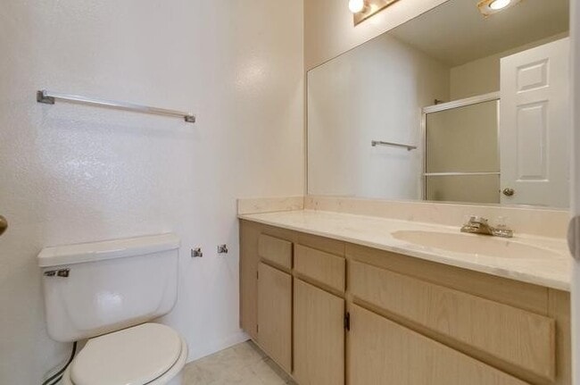 Building Photo - 3BD/3BA Townhome Available in Pacific Beach! ***Get a discounted price for $4,400 if you move in ...