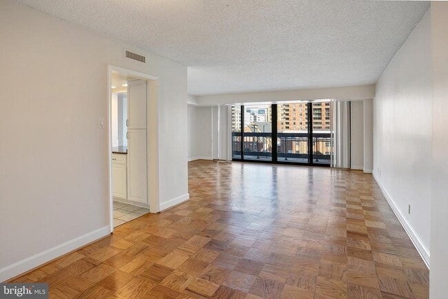 Building Photo - 3800 Fairfax Dr