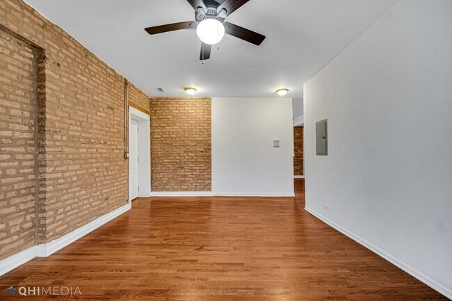 Building Photo - Great Apartment, Lots of light and Exposed...