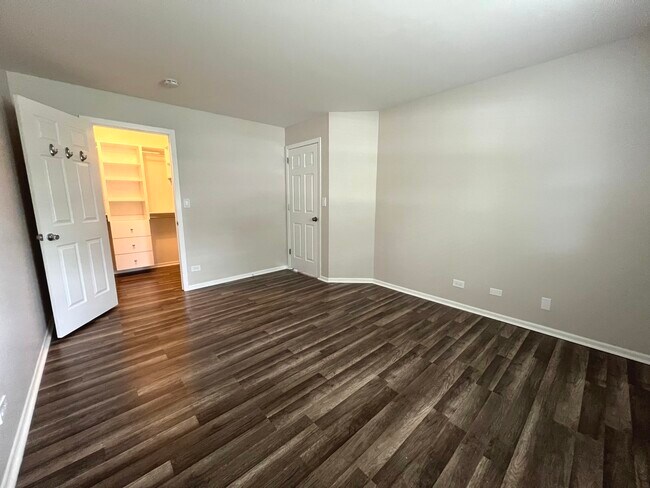 Building Photo - 546 E Shag Bark Ln
