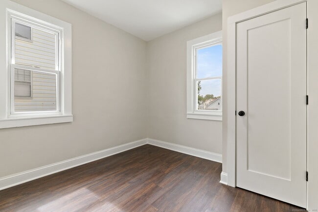 Building Photo - 279 Linwood St
