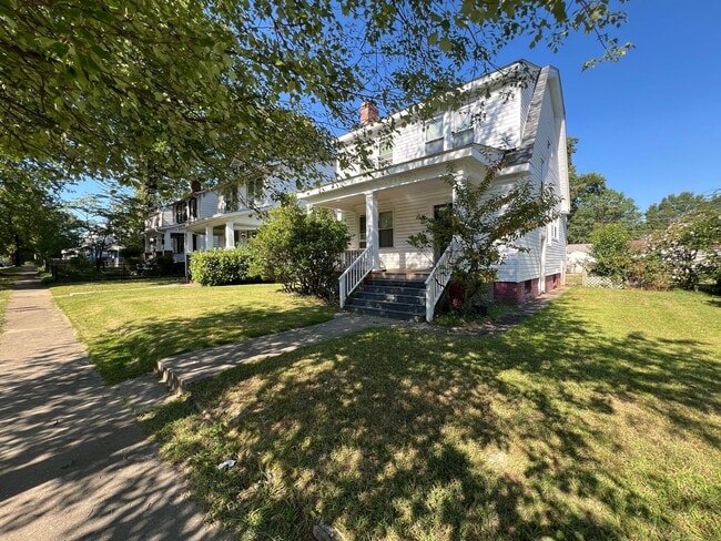Building Photo - Spacious 4-Bedroom Home