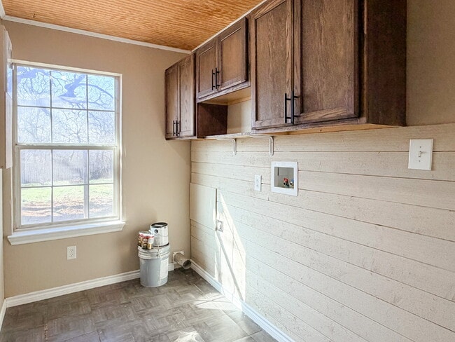 Building Photo - 316 S Watson St