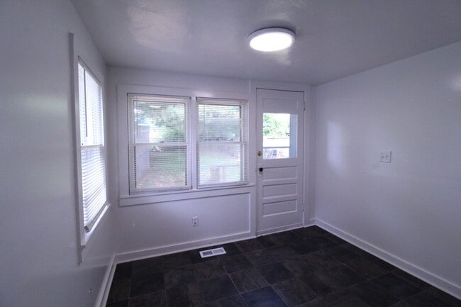Building Photo - October FREE On This 2 Bedroom 1 Bath Home...