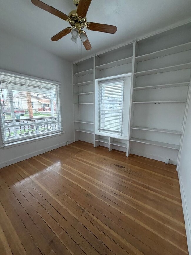 Building Photo - 2 bedroom, 2 bathroom house.