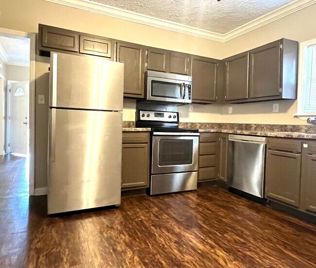 Building Photo - Adorable 2 Bedroom in the Heart of Rossville