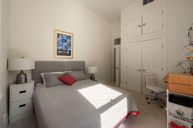 Building Photo - 225 Riverside Dr