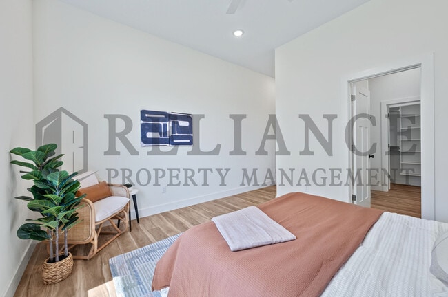 Building Photo - 613 Elmwood St