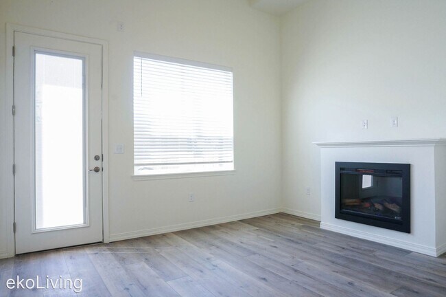 Building Photo - 560 1st Ave N