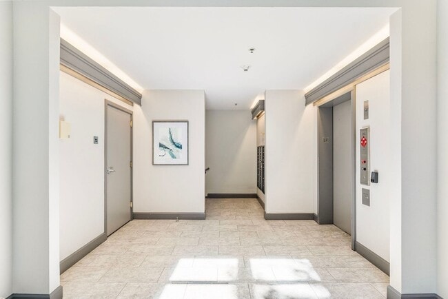 Building Photo - Riverplace Condominiums - 1 bed/1 bath cor...