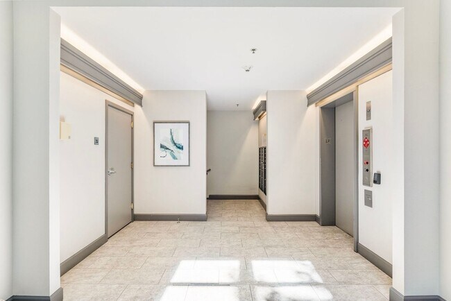 Building Photo - Riverplace Condominiums - 1 bed/1 bath corner unit w/parking/storage/balcony/fireplace