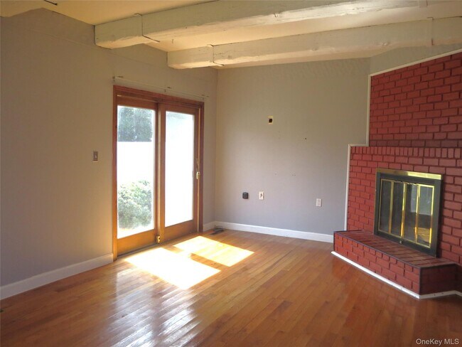 Building Photo - 327 Town Line Rd