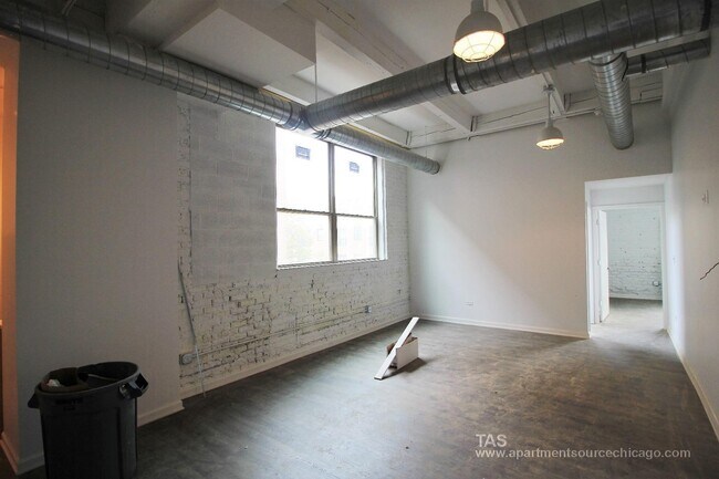 Building Photo - Loft-style condo-quality 2 Bed/2 ba IN UNIT LAUNDRY!!