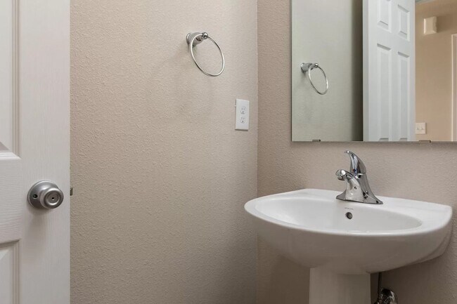 Building Photo - Immediate Occupancy Available