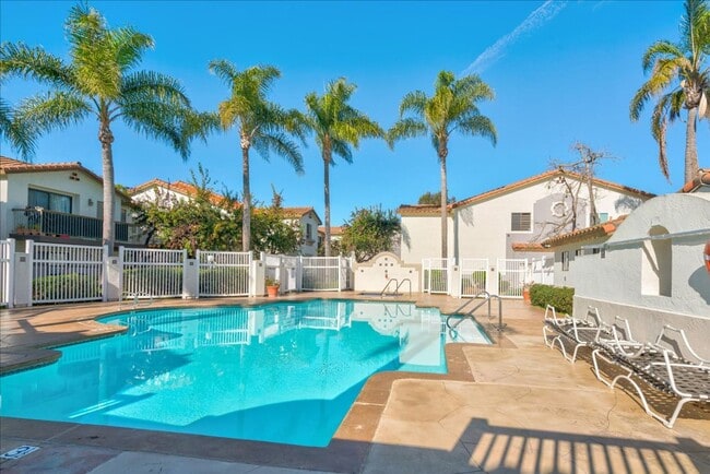 Building Photo - Gorgeous, Fully Remodeled 1 Bed - 1 Bath in Gated Community, Close to All!