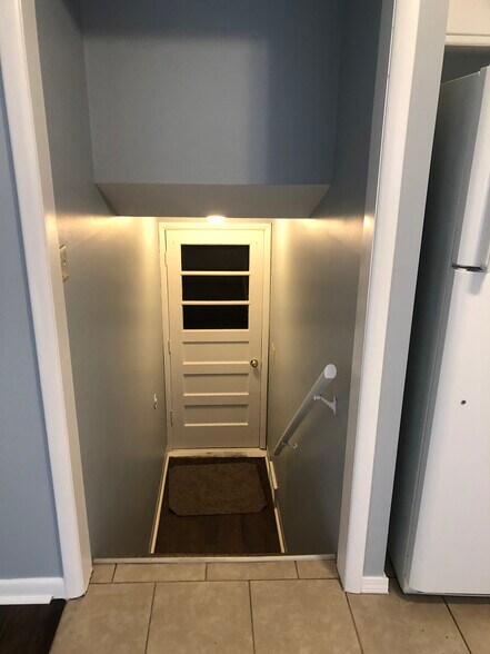 Building Photo - 2358 S Crestway St