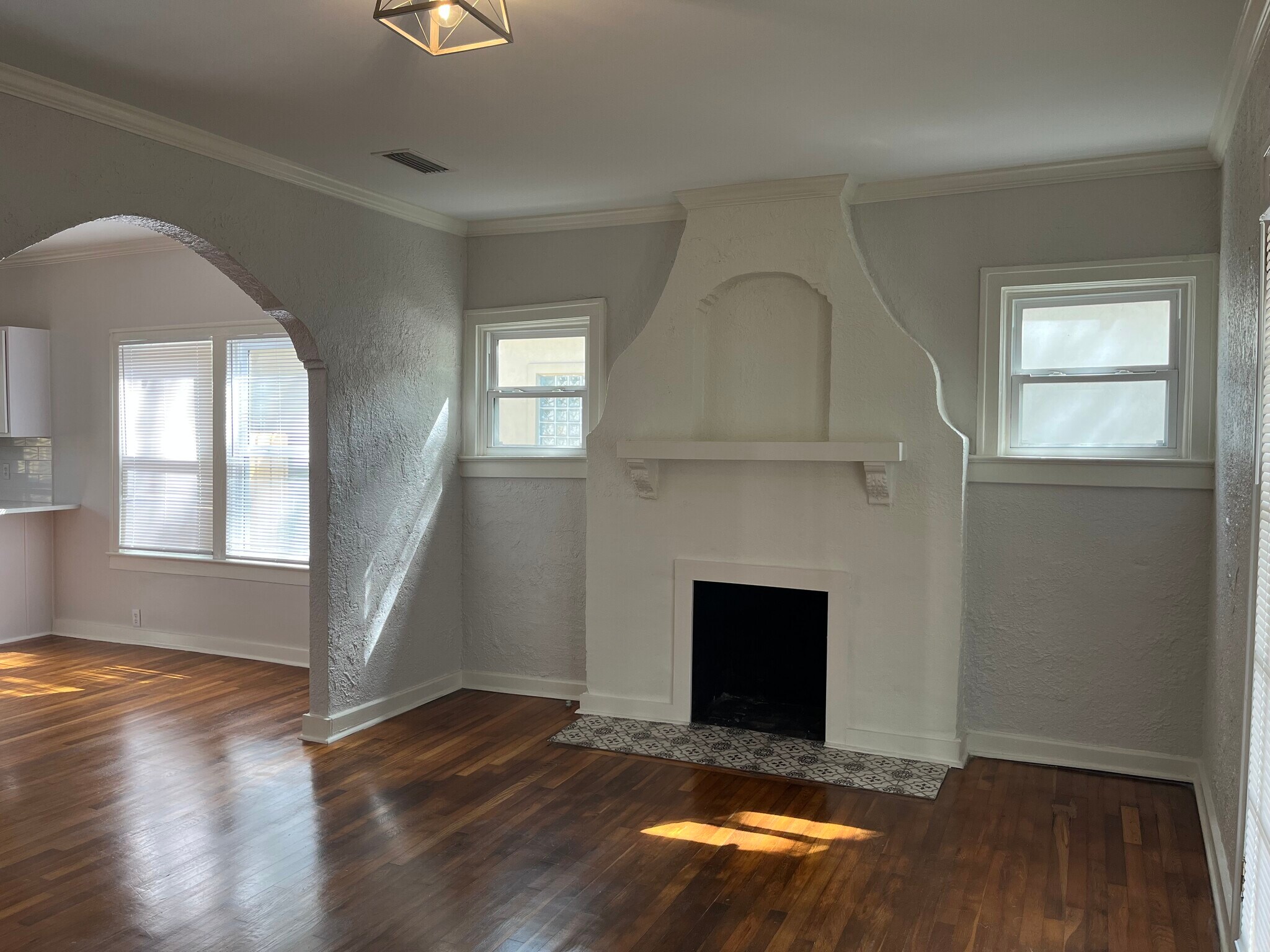 Building Photo - 2149 Mango Pl