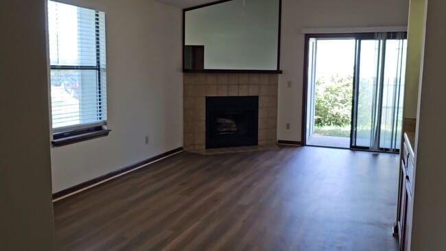 Building Photo - $1195 - 2/2 -Jefferson Square - Updated Unit!
