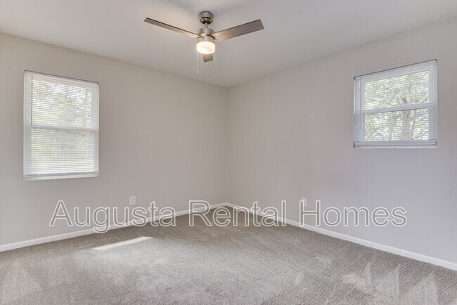 Building Photo - 3416 Kensington Dr N