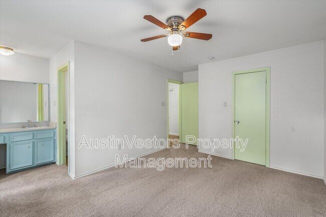 Building Photo - 10057 Woodland Village Dr