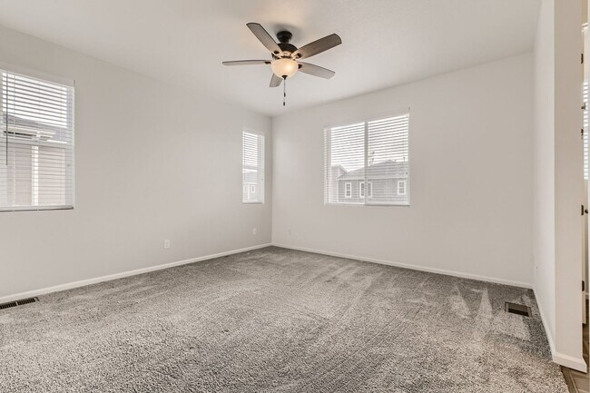 Building Photo - Stunning 3 Bed 2 1/2 Bath in Aurora!