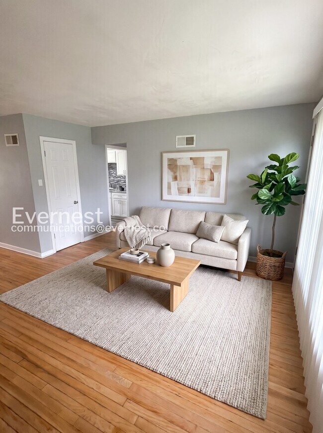 Building Photo - 3 Bed/1 Bath Home with Fenced Yard & Garage / Vouchers Accepted / Available Now!