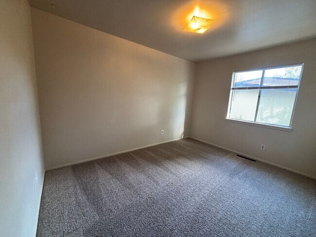 Building Photo - 4 bed 1.5 bath Ranch Style Home with Basem...