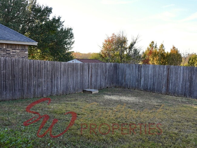 Building Photo - Charming 3 bed, 2 bath rental home with office!