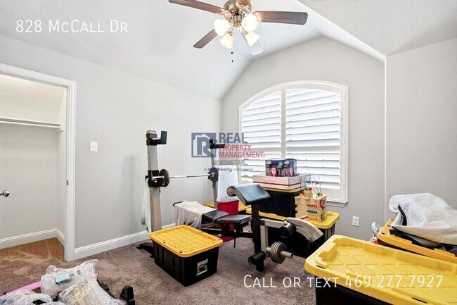 Building Photo - 828 McCall Dr