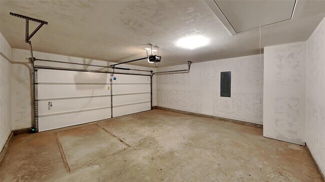 Building Photo - 2933 Ember Dr